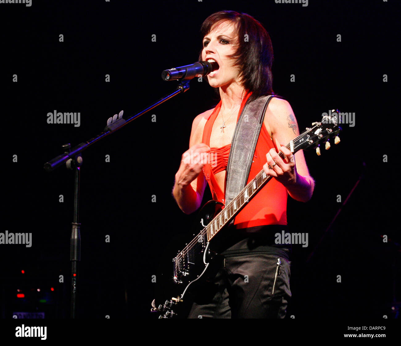 Dolores O'riordan Stock Photos & Dolores O'riordan Stock Images Alamy